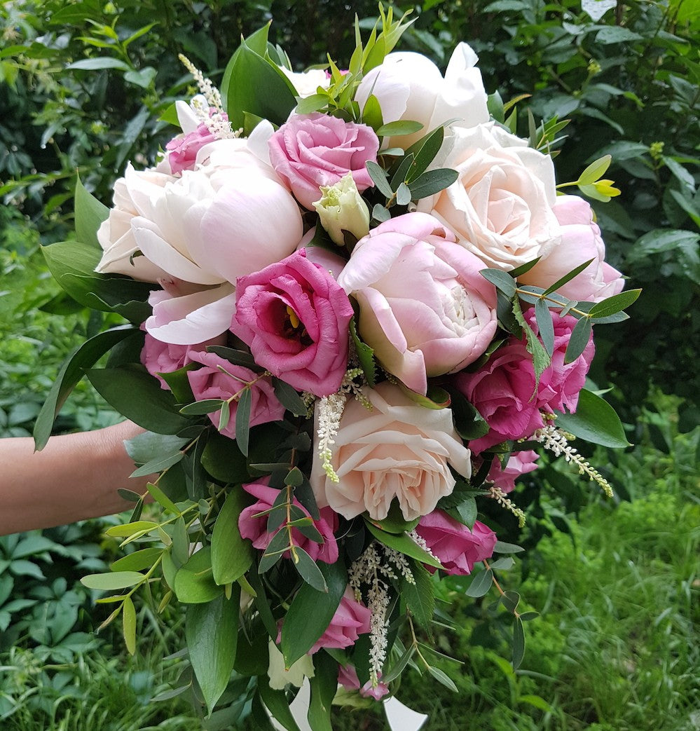 Buchet mireasa curgator bujori si trandafiri crem