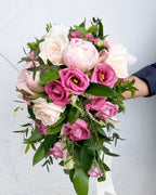 Buchet mireasa curgator bujori si trandafiri crem