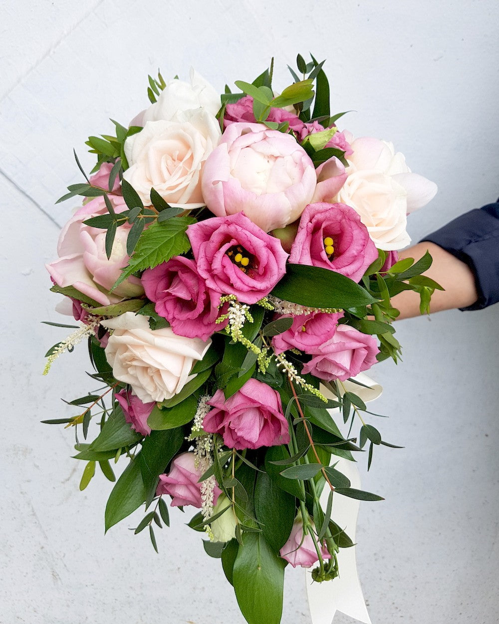 Buchet mireasa curgator bujori si trandafiri crem