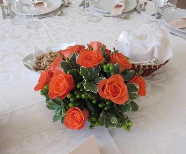 Aranjament floral cu trandafiri corai, hypericum si pittosporum