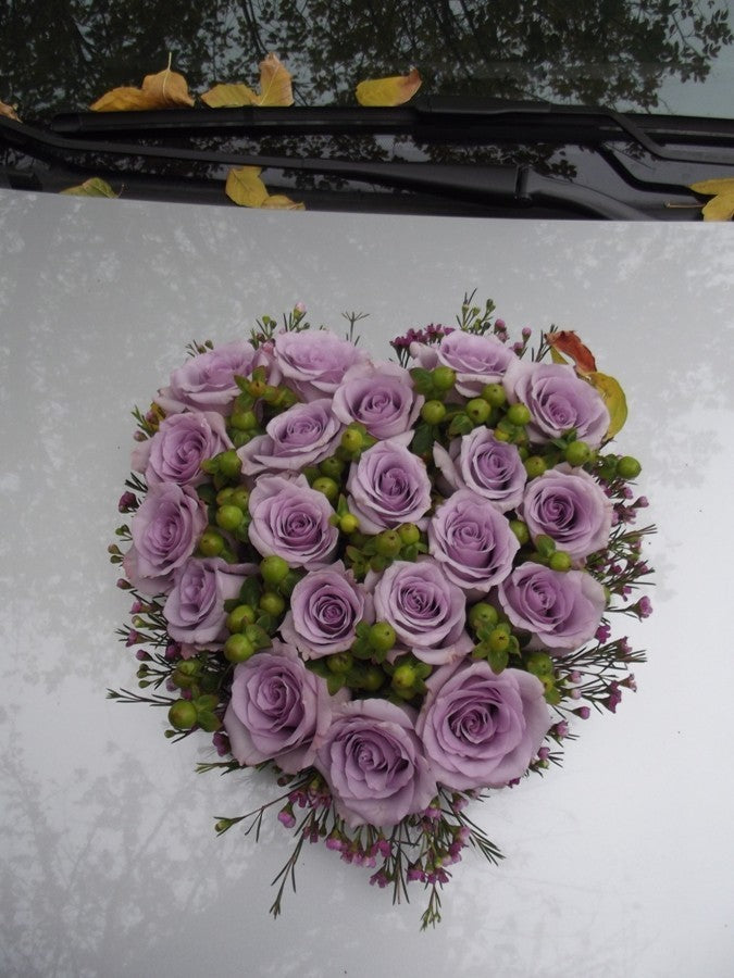 Aranjament de masina in forma de inima, cu trandafiri mov