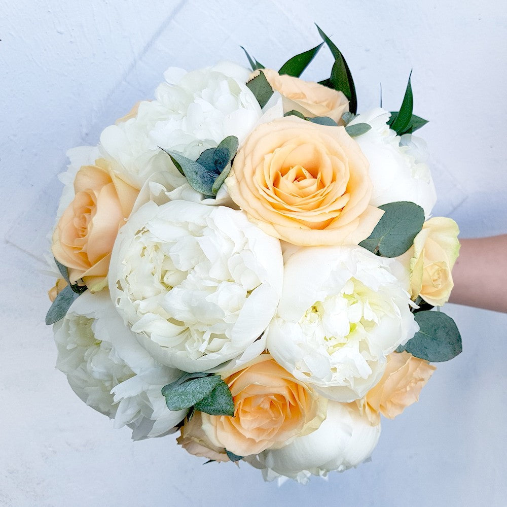 Buchet mireasa bujori si trandafiri peach