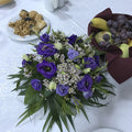 Aranjament de masa din lisianthus mov si wax flower