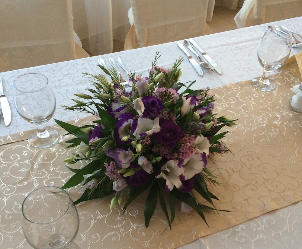 Aranjament de masa din lisianthus mov si wax flower