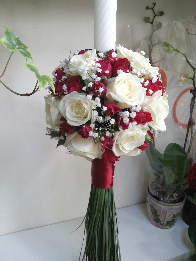 Lumanare de botez cu trandafiri albi si minirose rosii
