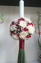 Lumanare de botez cu trandafiri albi si minirose rosii