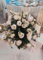 Aranjament masa nunta sau botez lisianthus alb, livrare Bucuresti!