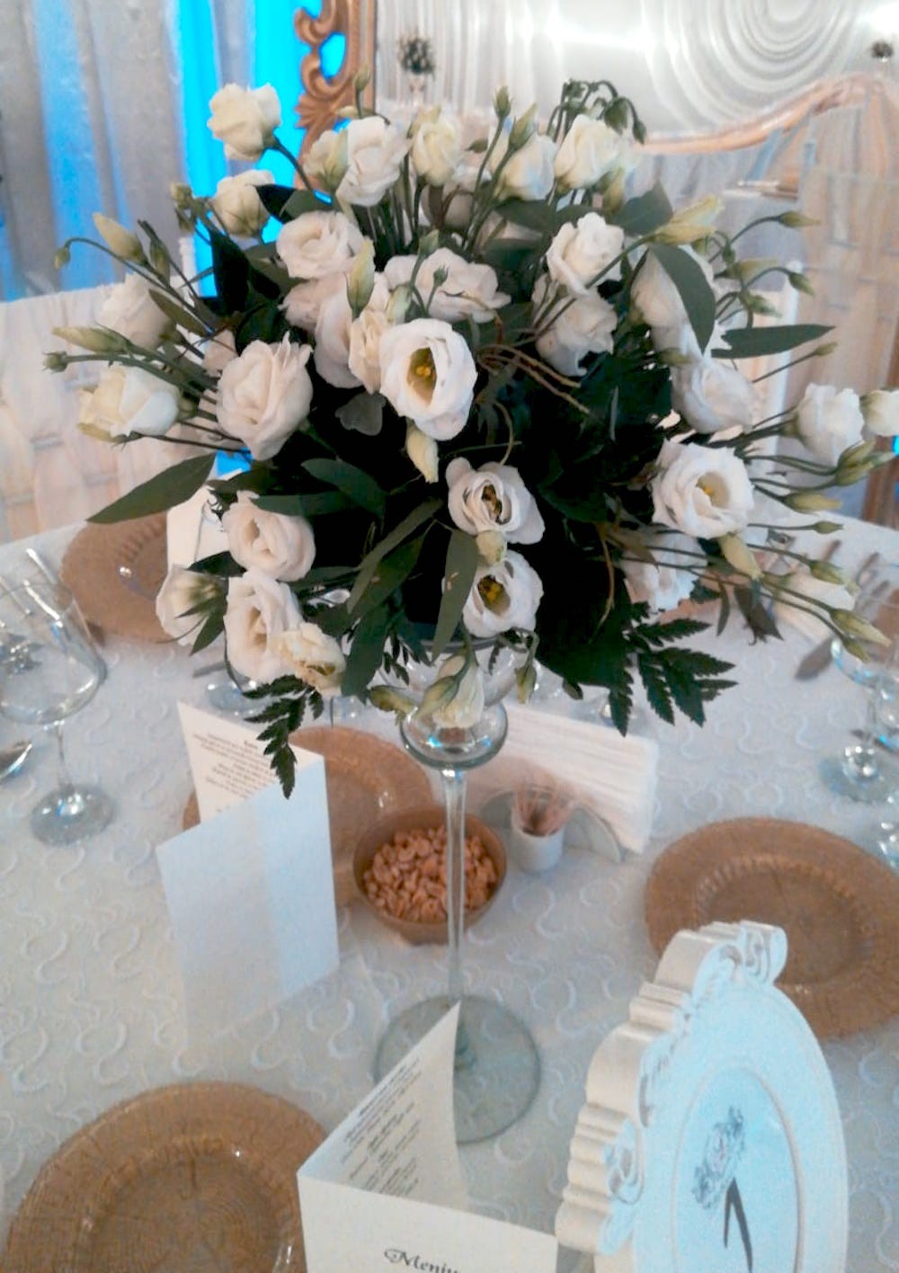 Aranjament masa nunta sau botez lisianthus alb, livrare Bucuresti!