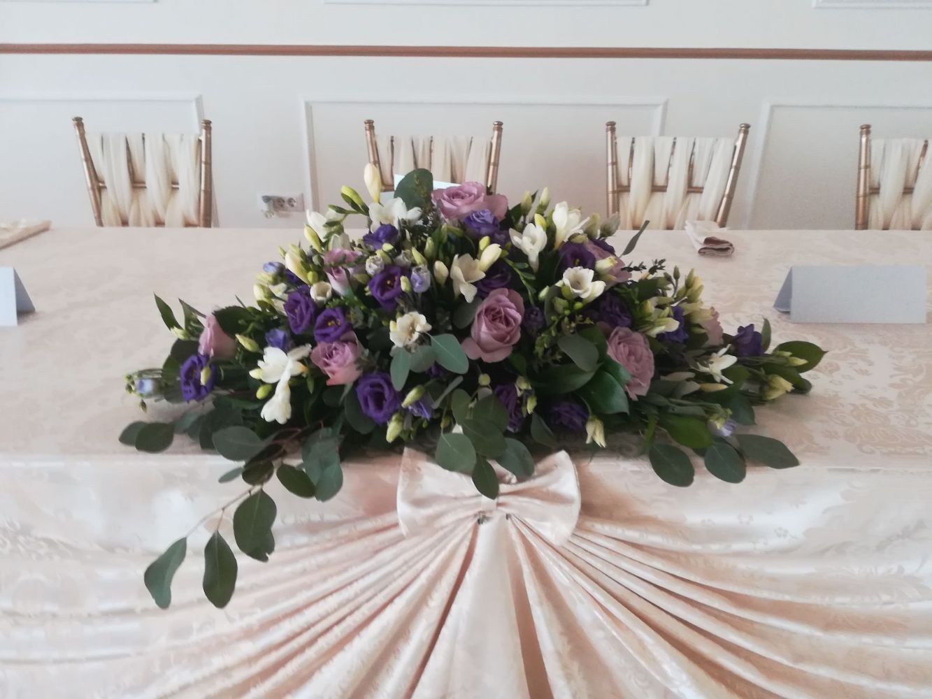 Aranjament prezidiu trandafiri mov si lisianthus