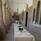 Aranjament floral din trandafiri albi si ruscus