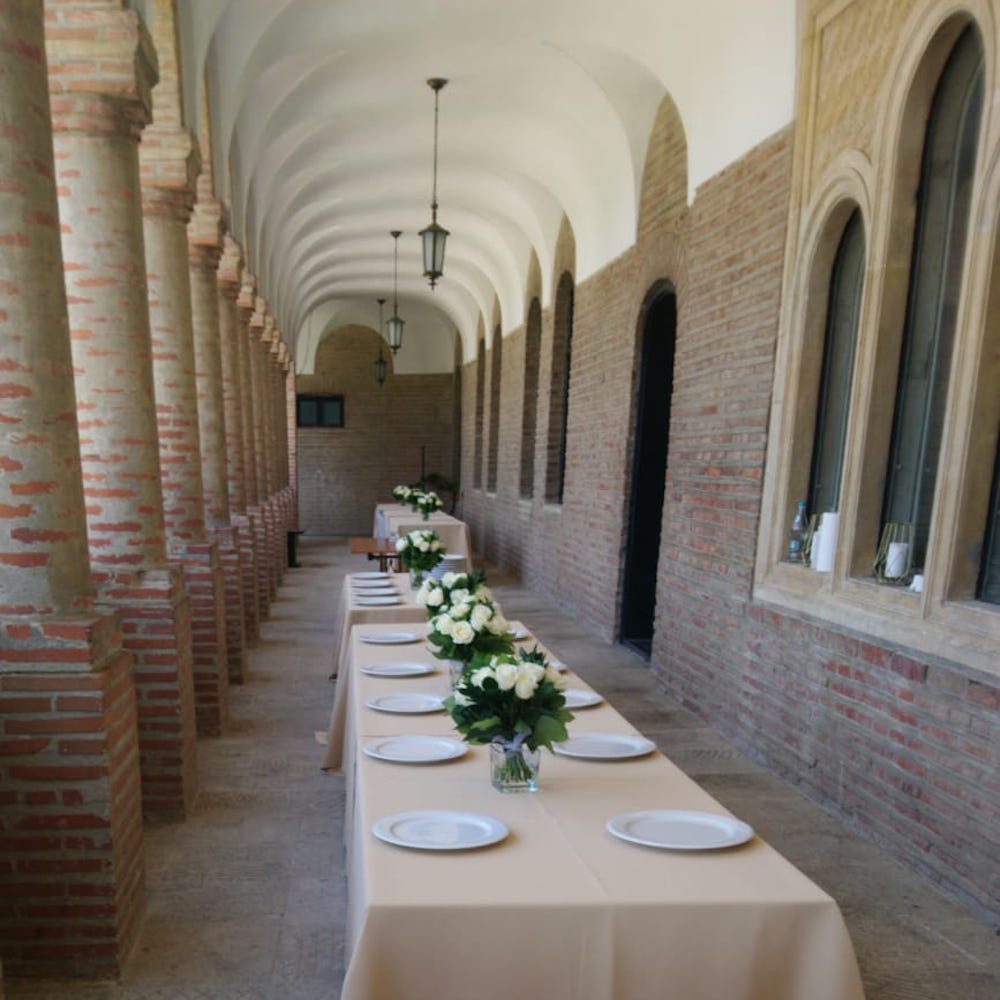 Aranjament floral din trandafiri albi si ruscus