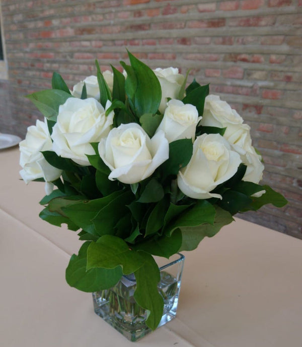 Aranjament floral din trandafiri albi si ruscus
