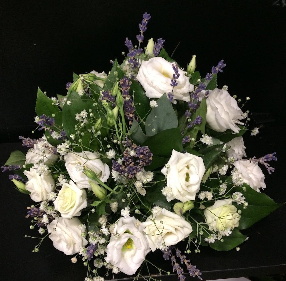 Aranjament masa lisianthus si lavanda