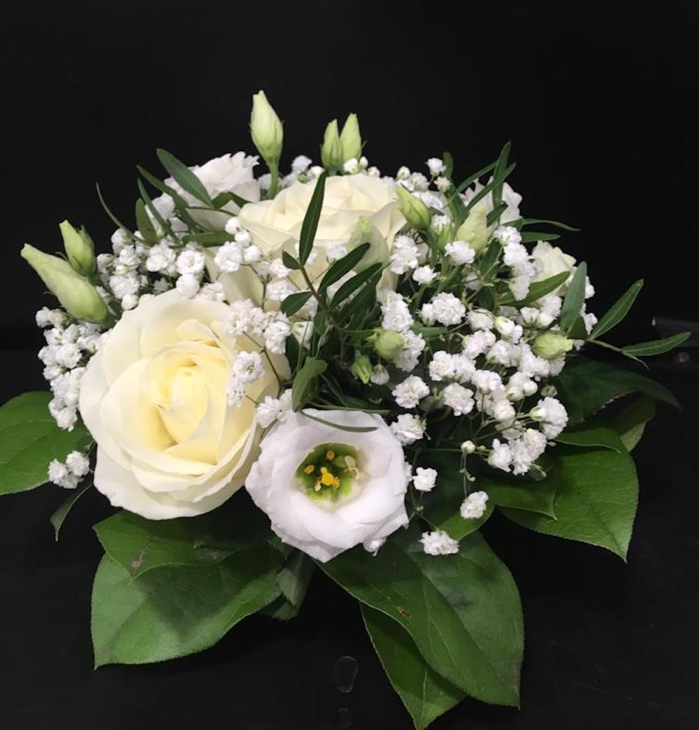 Aranjament masa trandafiri si lisianthus alb