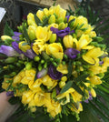 Buchet cununie frezii galbene si mov