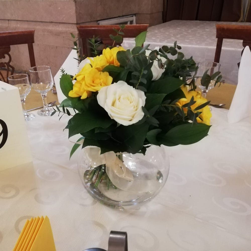 Aranjament masa elegant trandafiri si frezii