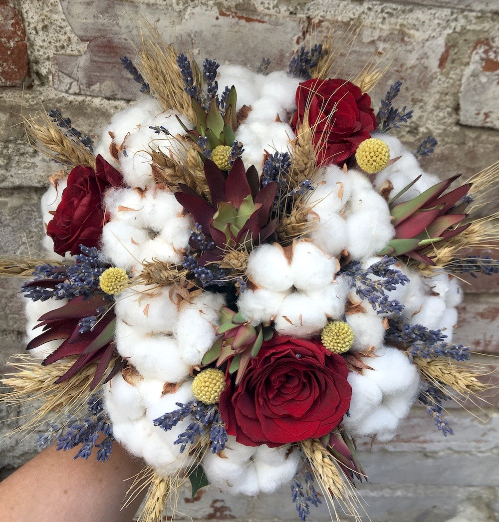 Buchet mireasa cu trandafiri criogenati si bumbac