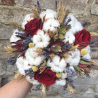 Buchet mireasa cu trandafiri criogenati si bumbac