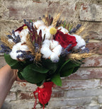 Buchet mireasa cu trandafiri criogenati si bumbac