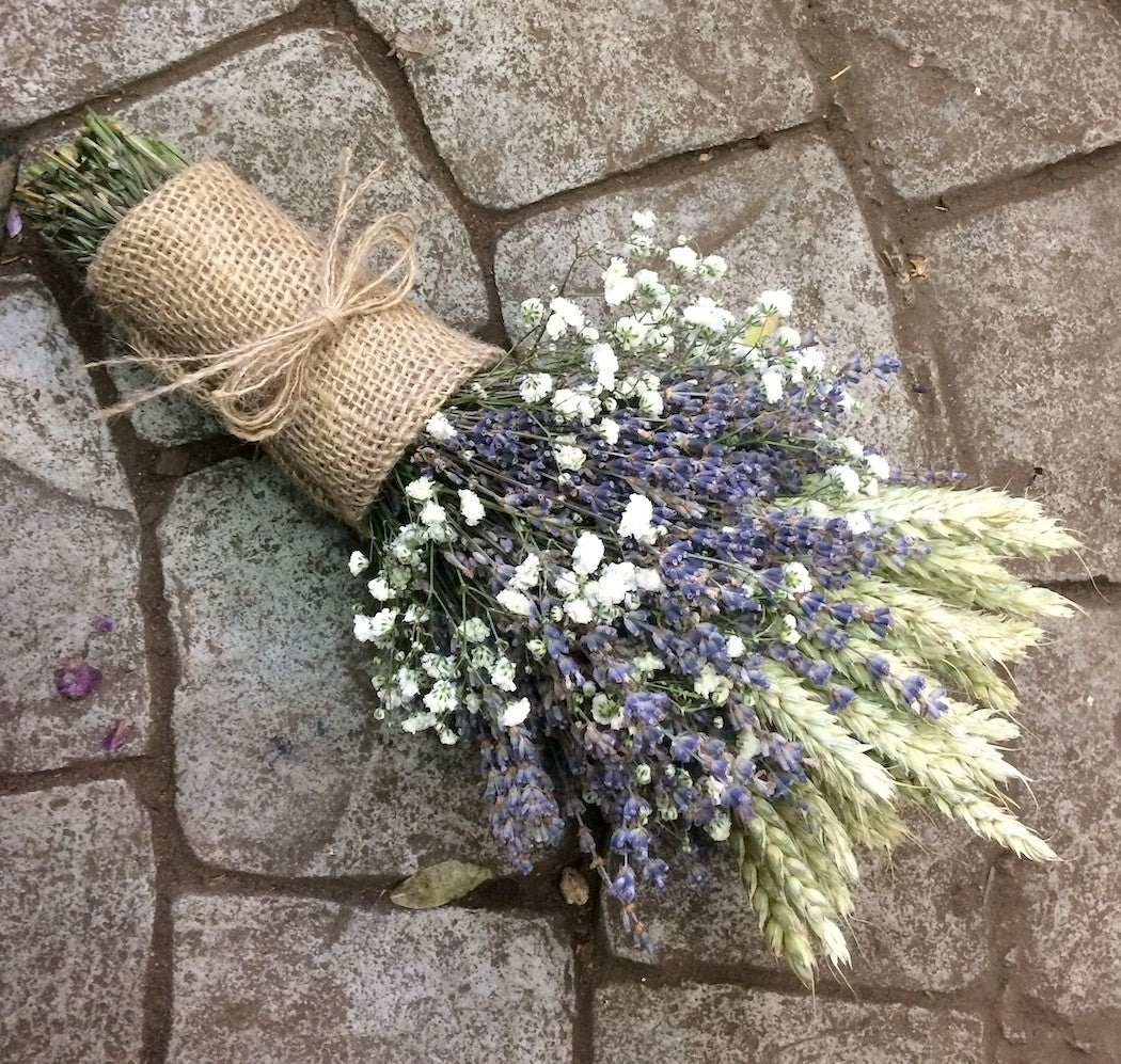 Buchet cununie rustic cu floarea miresei si spice de grau