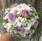 Buchet mireasa cu trandafiri mov si bumbac