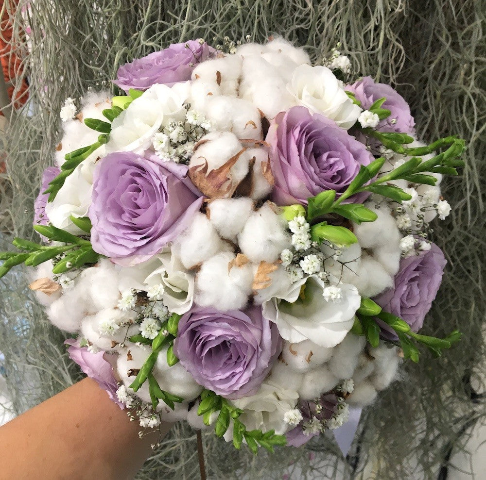 Buchet mireasa cu trandafiri mov si bumbac