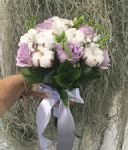 Buchet mireasa cu trandafiri mov si bumbac