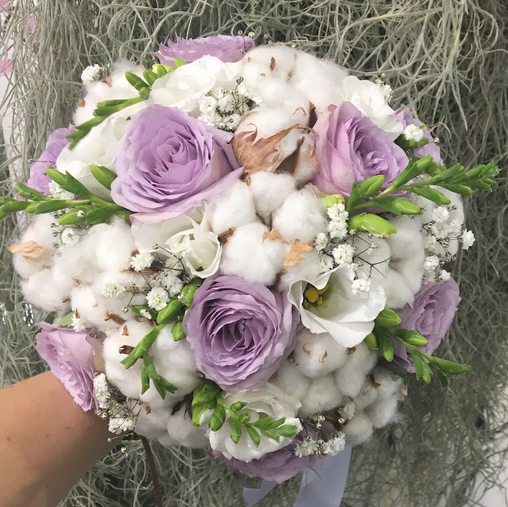 Buchet mireasa cu trandafiri mov si bumbac