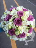 Buchet de mireasa din 49 frezii albe si trandafiri mov