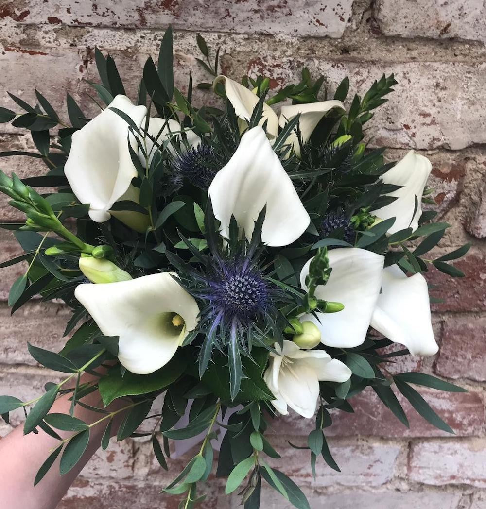 Buchet de cununie din cale, frezii si eryngium