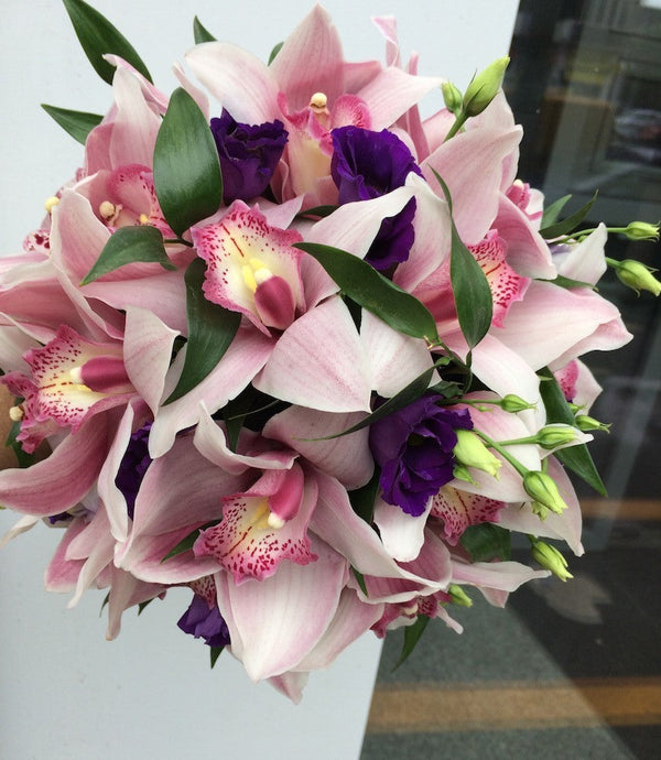 Buchet de mireasa cu orhidee roz si lisianthus mov
