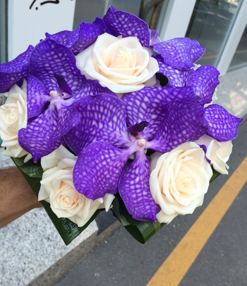 Buchet de mireasa cu orhidee vanda si trandafiri crem