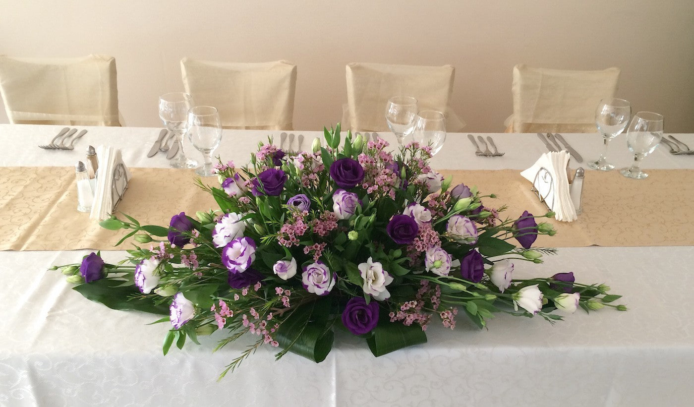 Aranjament de prezidiu cu lisianthus mov si wax flower