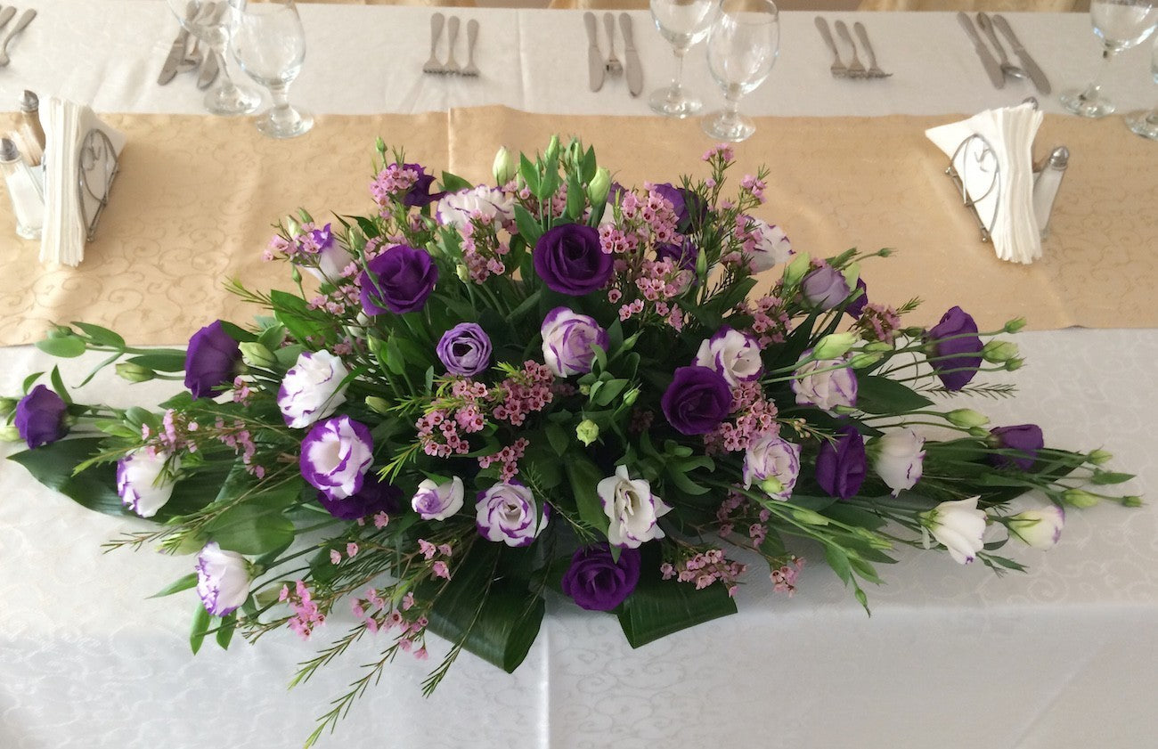 Aranjament de prezidiu cu lisianthus mov si wax flower