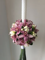 Lumanare de botez cu orhidee roz si frezii albe