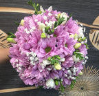 Buchet mireasa cu margarete lila si frezii albe