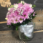 Buchet mireasa cu margarete lila si frezii albe