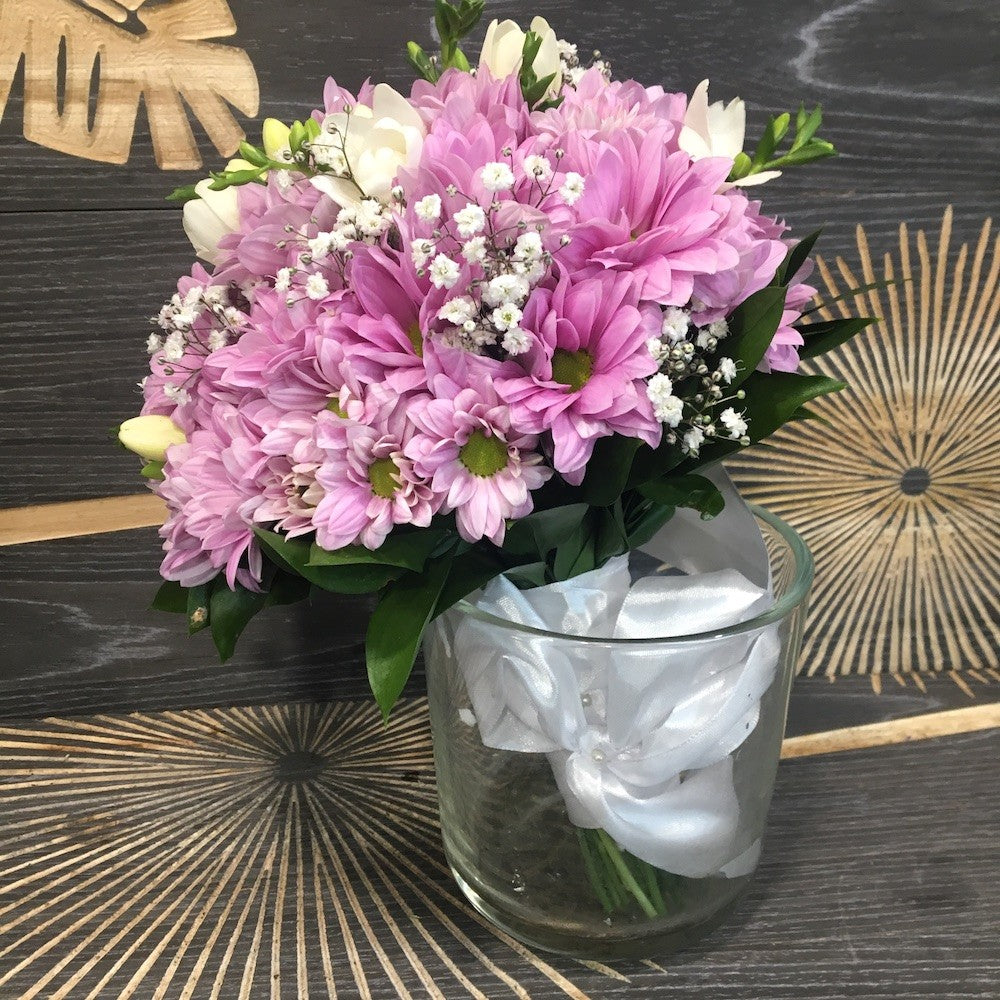 Buchet mireasa cu margarete lila si frezii albe