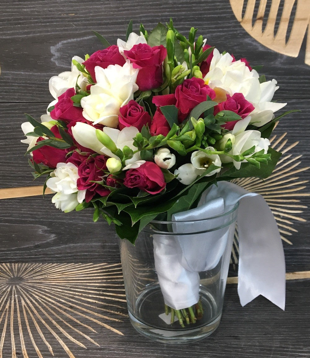 Buchet de cununie vesel cu minirose ciclam si frezii