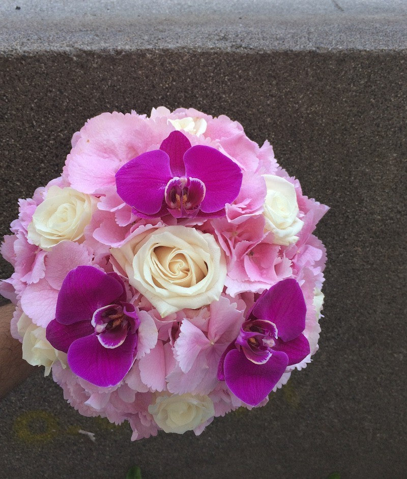 Buchet de mireasa din hortensii roz, trandafiri crem si phalaenopsis