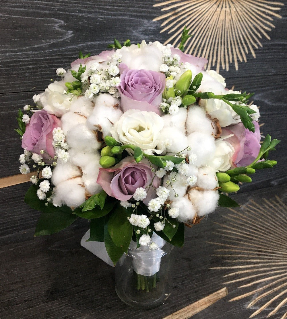 Buchet mireasa cu trandafiri mov si bumbac