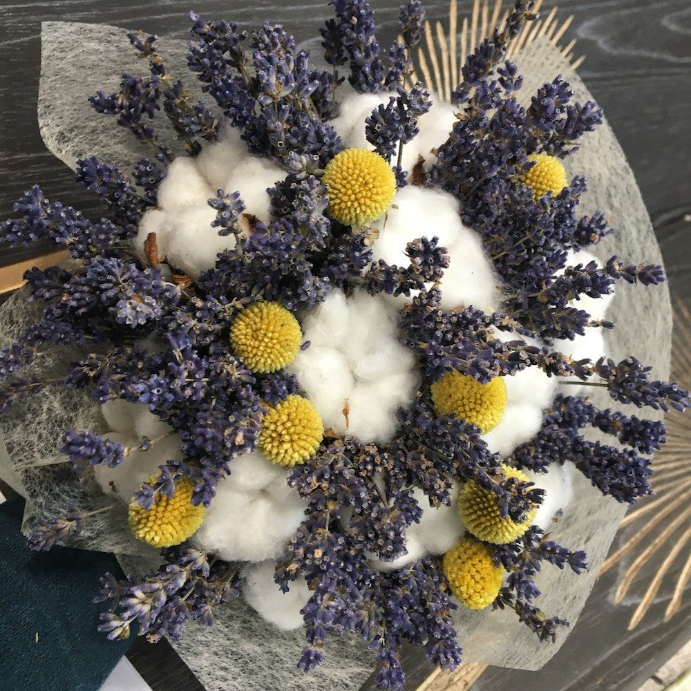 Aranjament cu flori de bumbac, lavanda si craspedia, pret special online!
