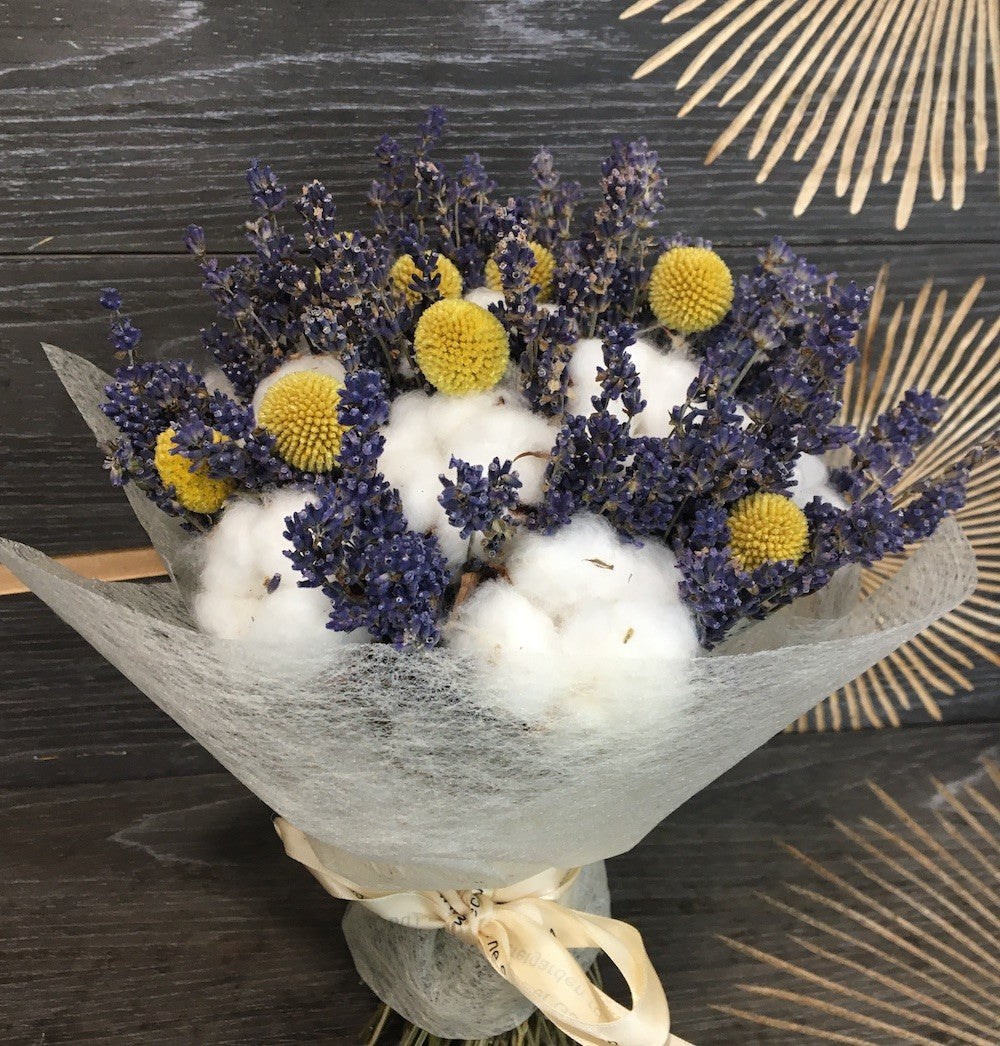 Aranjament cu flori de bumbac, lavanda si craspedia, pret special online!