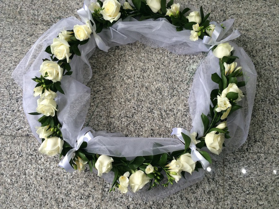 Aranjament de cristelnita din trandafiri albi si frezii