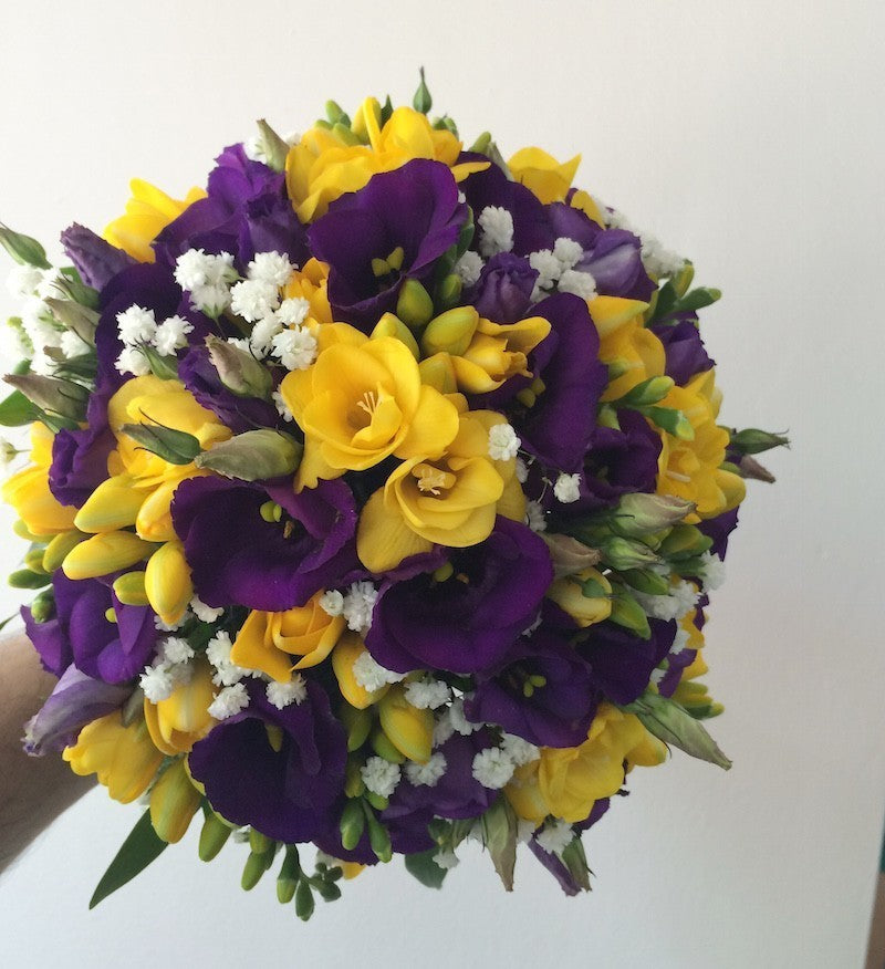 Buchet de mireasa cu lisianthus mov si frezii galbene