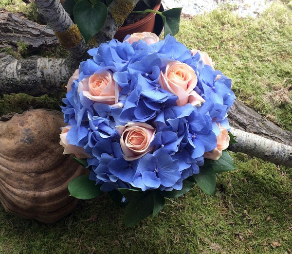 Buchet de mireasa cu hortensii albastre si trandafiri somon