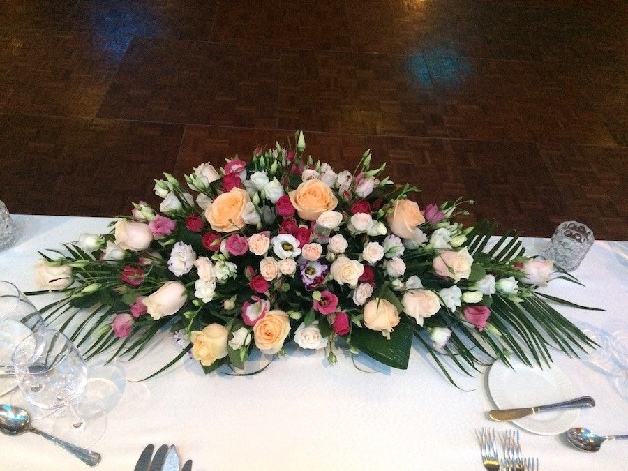 Aranjament de prezidiu cu minirose, trandafiri si lisianthus