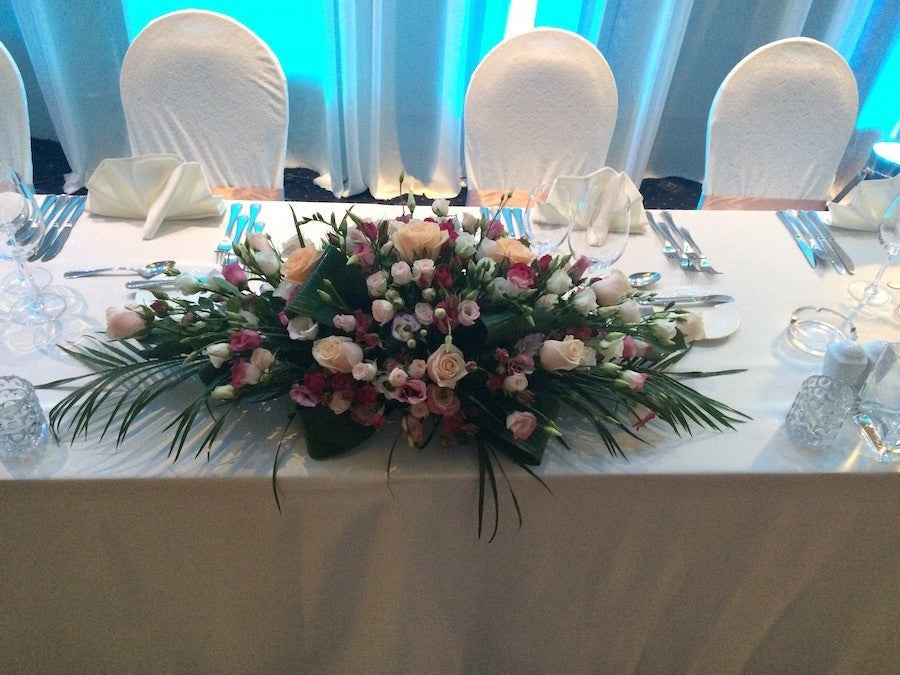 Aranjament de prezidiu cu minirose, trandafiri si lisianthus