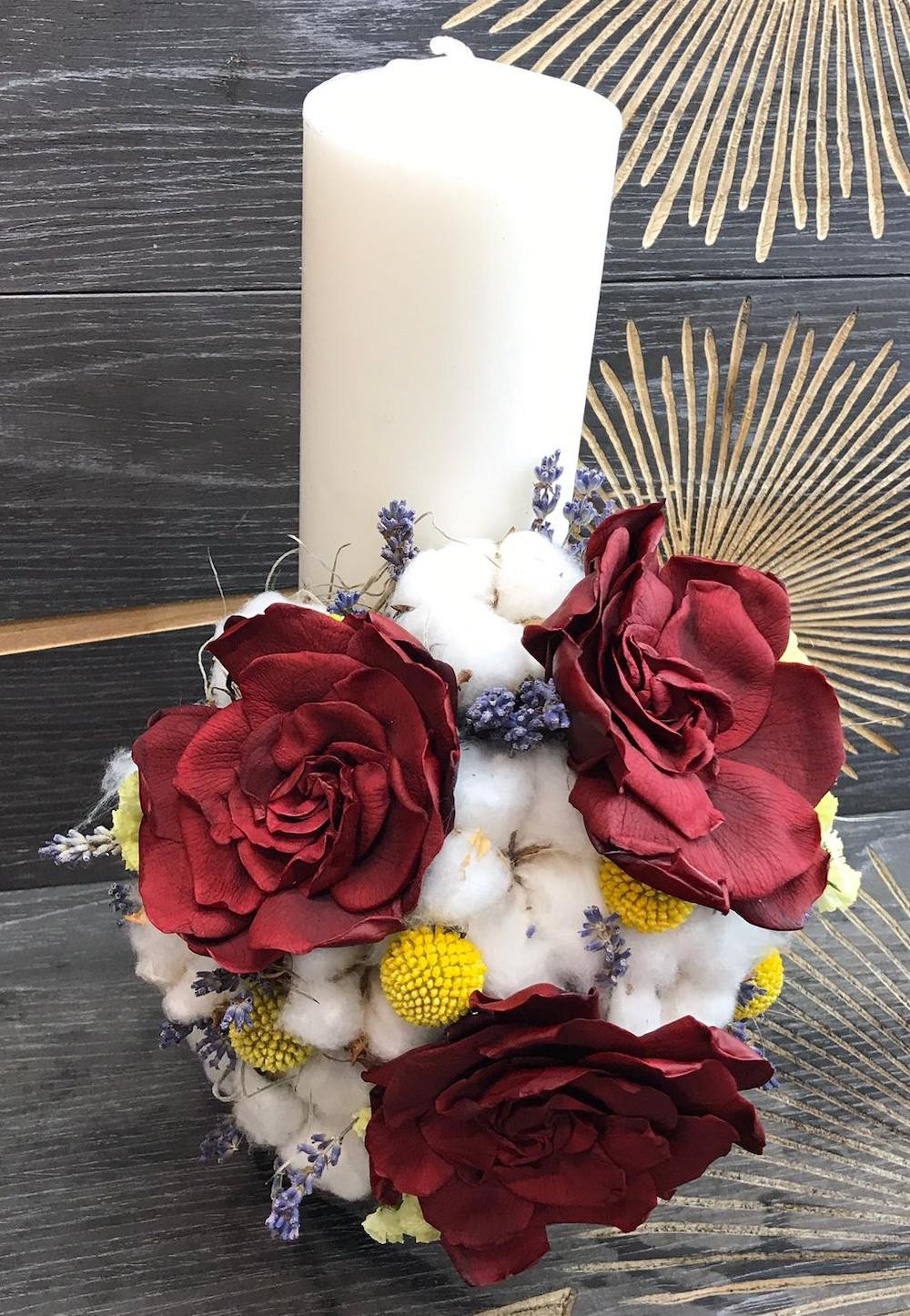 Lumanari nunta scurte spectaculoase cu gardenia rosie si bumbac