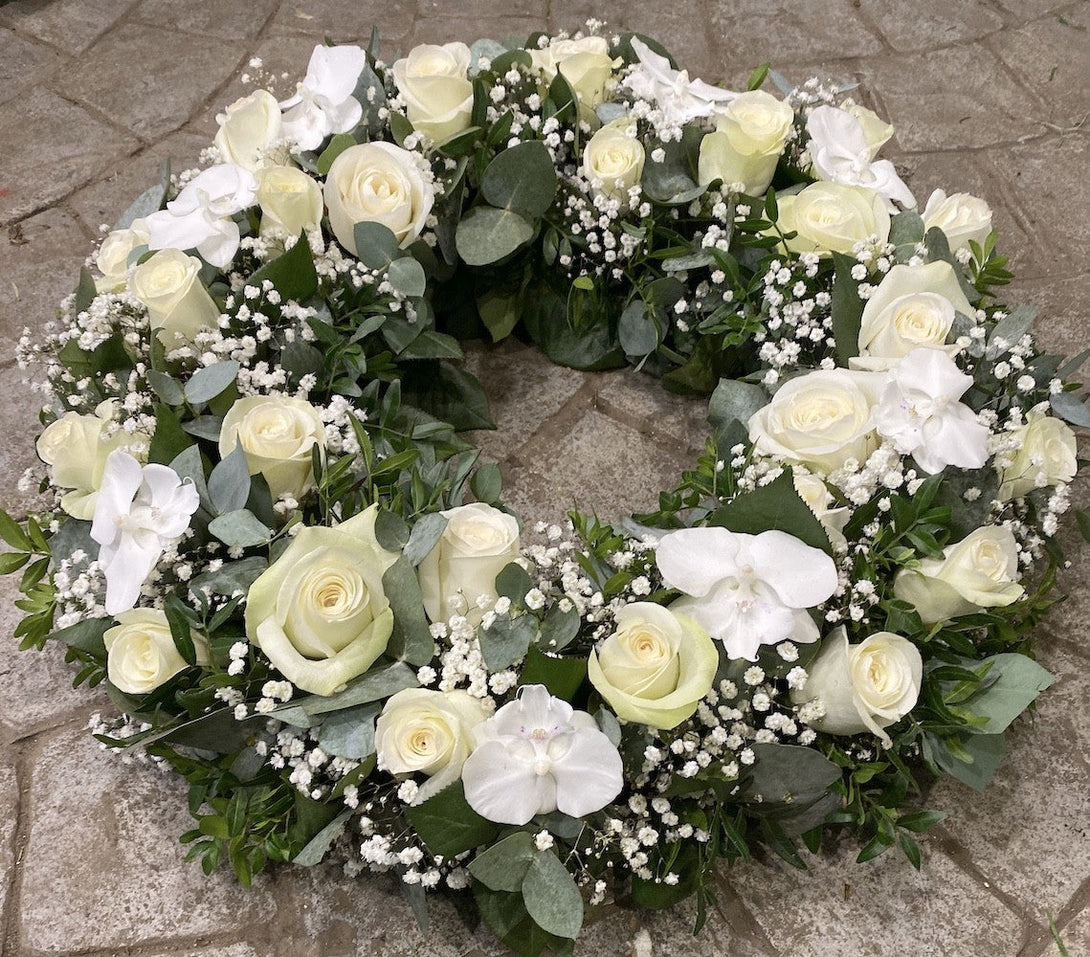Coroana funerara mare cu trandafiri si orhidee albe